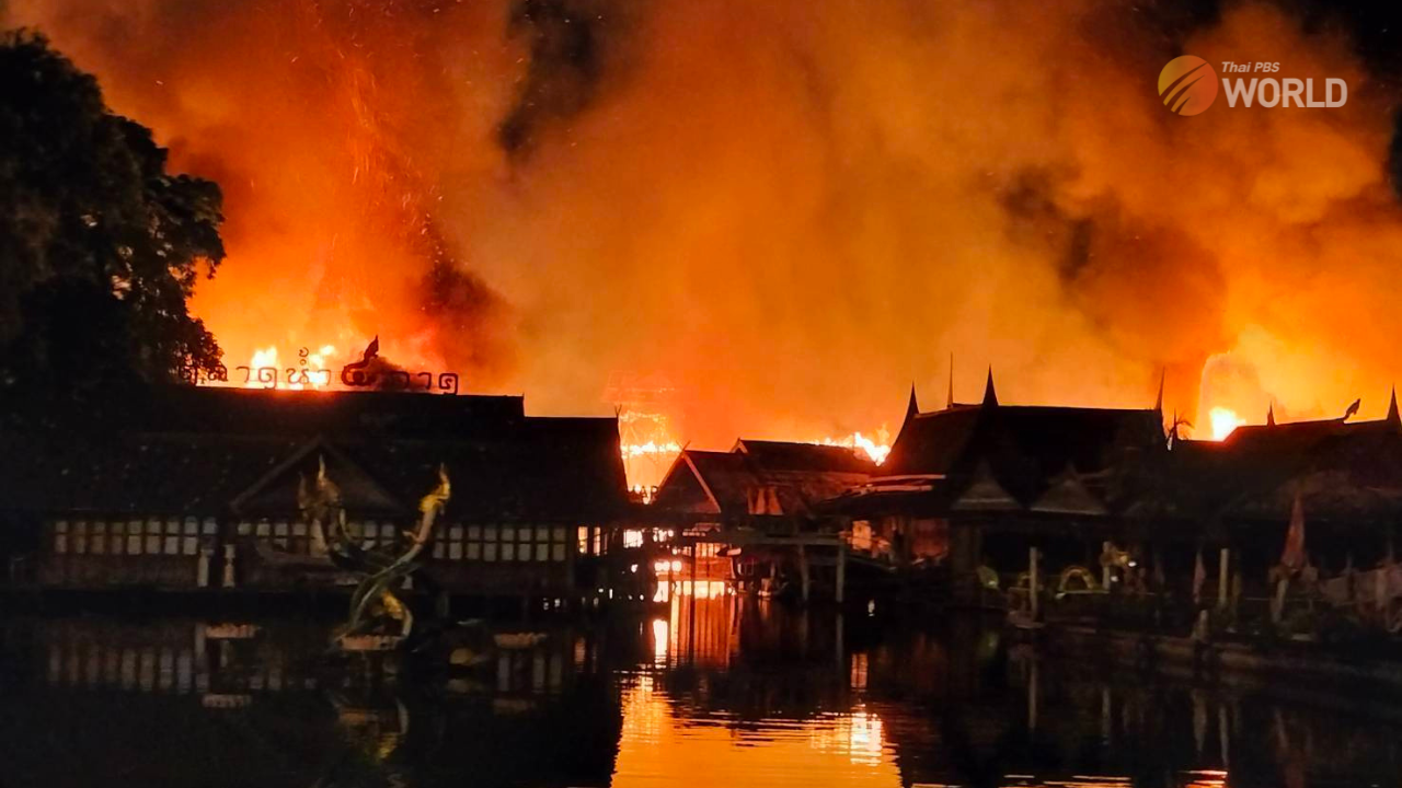 Vụ hỏa hoạn bất ngờ xảy ra ở chợ nổi Pattaya, Th&aacute;i Lan, khiến to&agrave;n bộ những ng&ocirc;i nh&agrave; bằng gỗ đều bị thi&ecirc;u rụi.&nbsp;