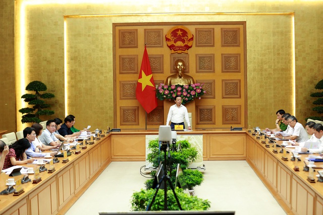 Phó Thủ tướng Trần Hồng Hà gợi mở xem xét phương án thực hiện tiền kiểm đối với một số loại thực phẩm, phụ gia thực phẩm có nguy cơ cao về an toàn thực phẩm; siết chặt kiểm soát việc nhập khẩu, nhập lậu các mặt hàng thực phẩm, đồ uống; quy định rõ trách nhiệm của cơ quan truyền thông, báo chí khi quảng cáo thực phẩm, nhất là thực phẩm bảo vệ sức khoẻ…