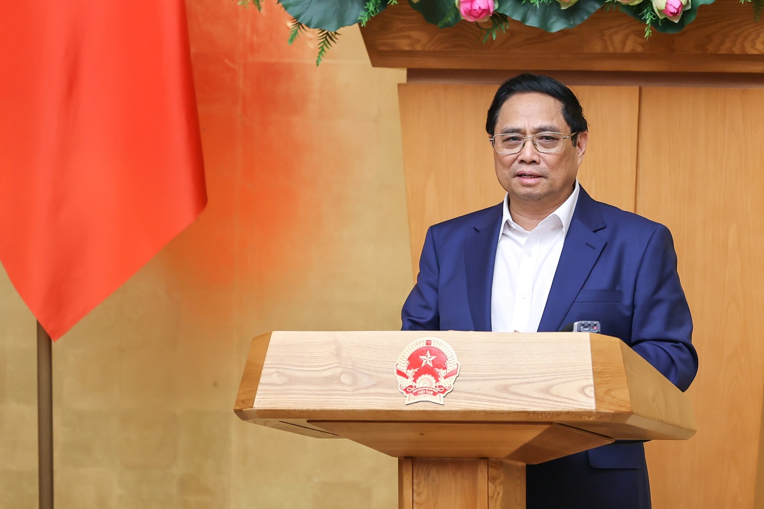 Thủ tướng Phạm Minh Chính: "Phải kiên quyết, kiên trì, quyết tâm thực hiện mục tiêu tổng quát đã đề ra.Trong đó, lưu ý xây dựng các phương án, kịch bản ứng phó phù hợp, vừa có những giải pháp mang tính đột phá trong ngắn hạn, vừa có giải pháp mang tính căn cơ, dài hạn". Ảnh VGP.