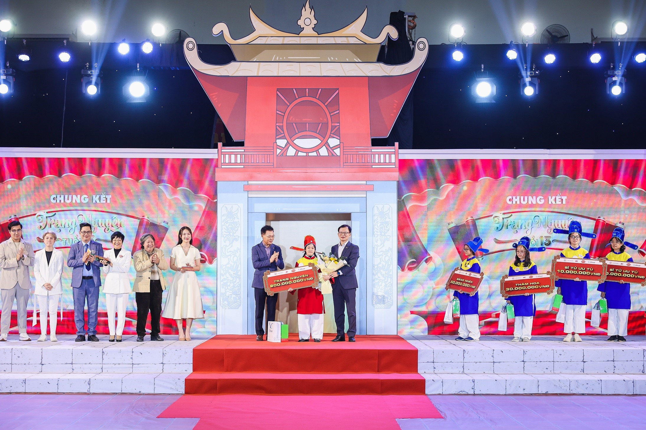 Thí sinh giành giải Đệ nhất Trạng nguyên năm 2022 nhận quà từ nhà tài trợ Công ty Cổ phần Daesang Đức Việt.