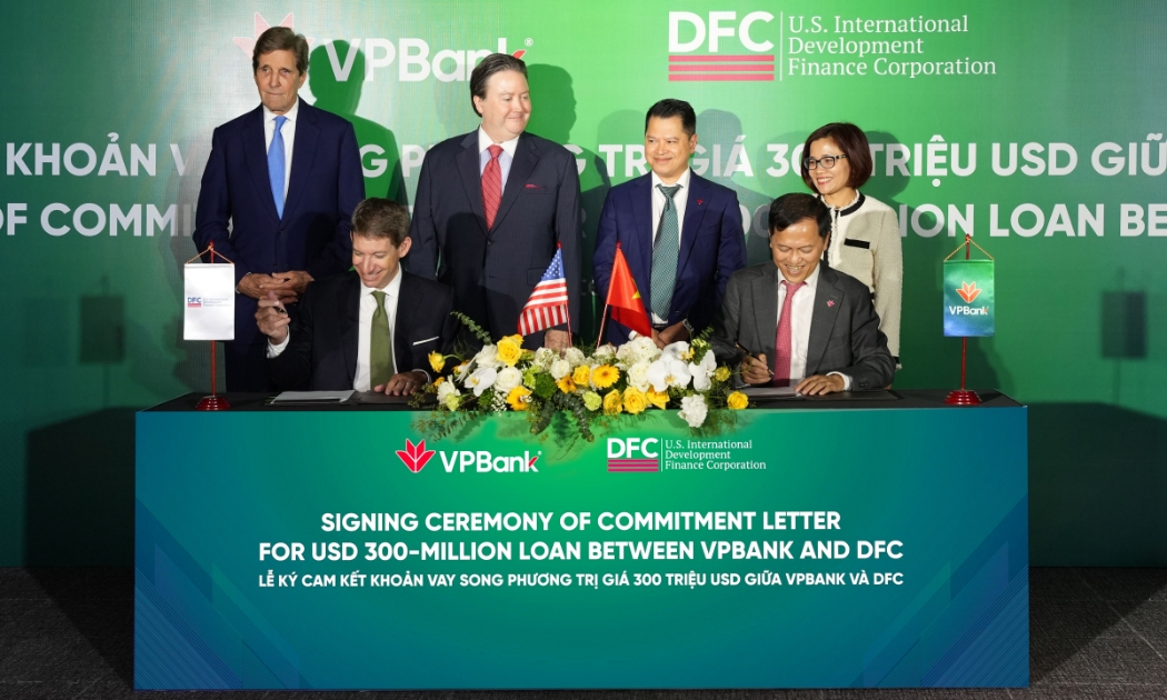 Đại diện lãnh đạo DFC và VPBank ký cam kết khoản vay song phương trị giá 300 triệu USD.