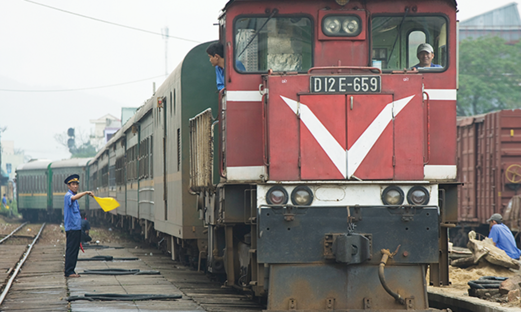 Nhiều quy định khuyến khích phát triển đường sắt nhưng việc thi hành gặp vướng mắc, gần như không thể triển khai trên thực tế.