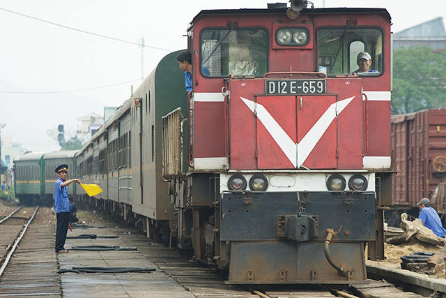 Nhiều quy định khuyến khích phát triển đường sắt nhưng việc thi hành gặp vướng mắc, gần như không thể triển khai trên thực tế.