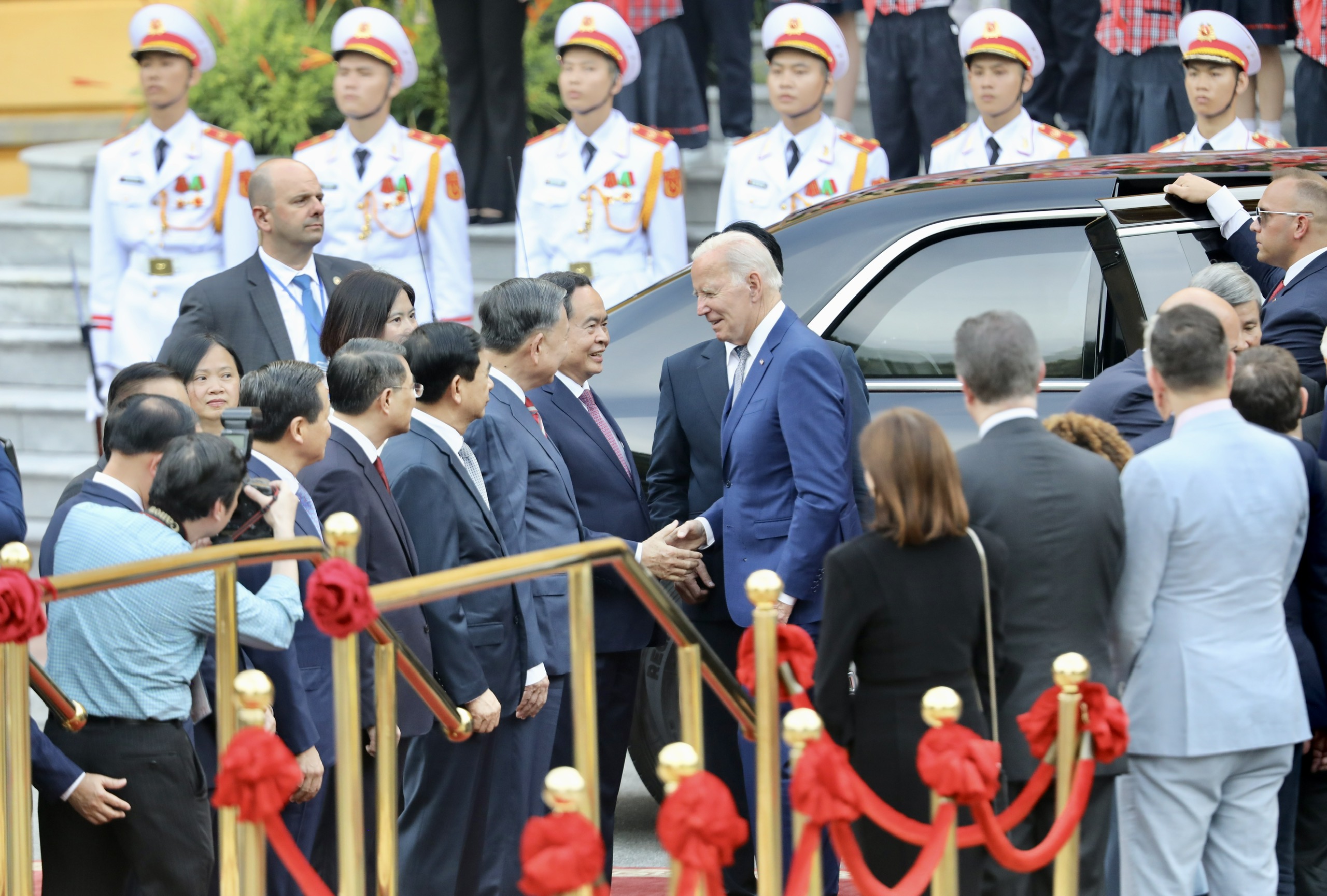 Các đồng chí lãnh đạo chào đón Tổng thống Joe Biden. 
