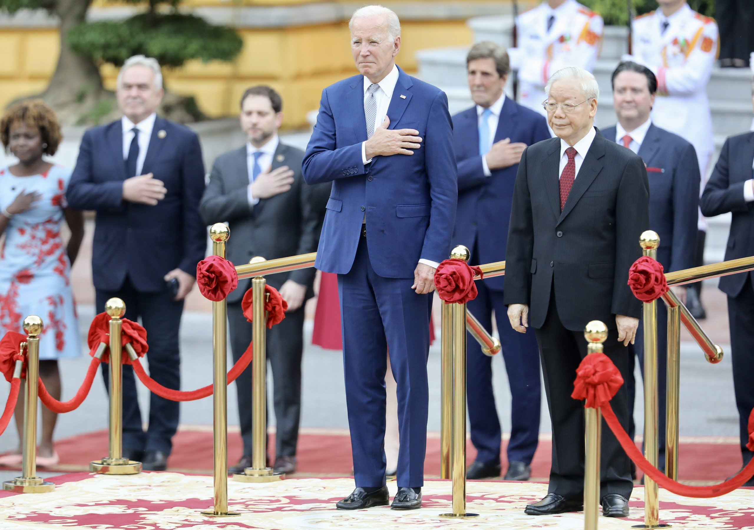 Trước đó, Lễ đón chính thức Tổng thống Hoa Kỳ Joe Biden được tổ chức trọng thể tại Phủ Chủ tịch theo nghi thức cao nhất dành cho nguyên thủ quốc gia. Tổng Bí thư Nguyễn Phú Trọng chủ trì Lễ đón..