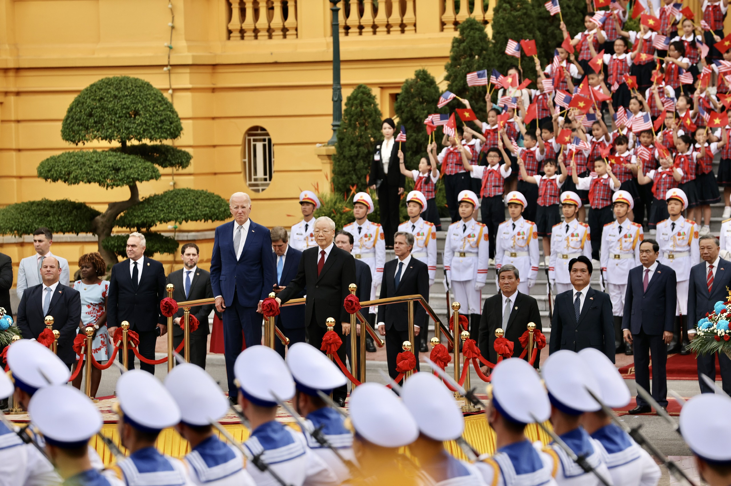 Tổng B&iacute; thư Nguyễn Ph&uacute; Trọng v&agrave; Tổng thống Hoa Kỳ Joe Biden duyệt đội danh dự Qu&acirc;n đội nh&acirc;n d&acirc;n Việt Nam. .