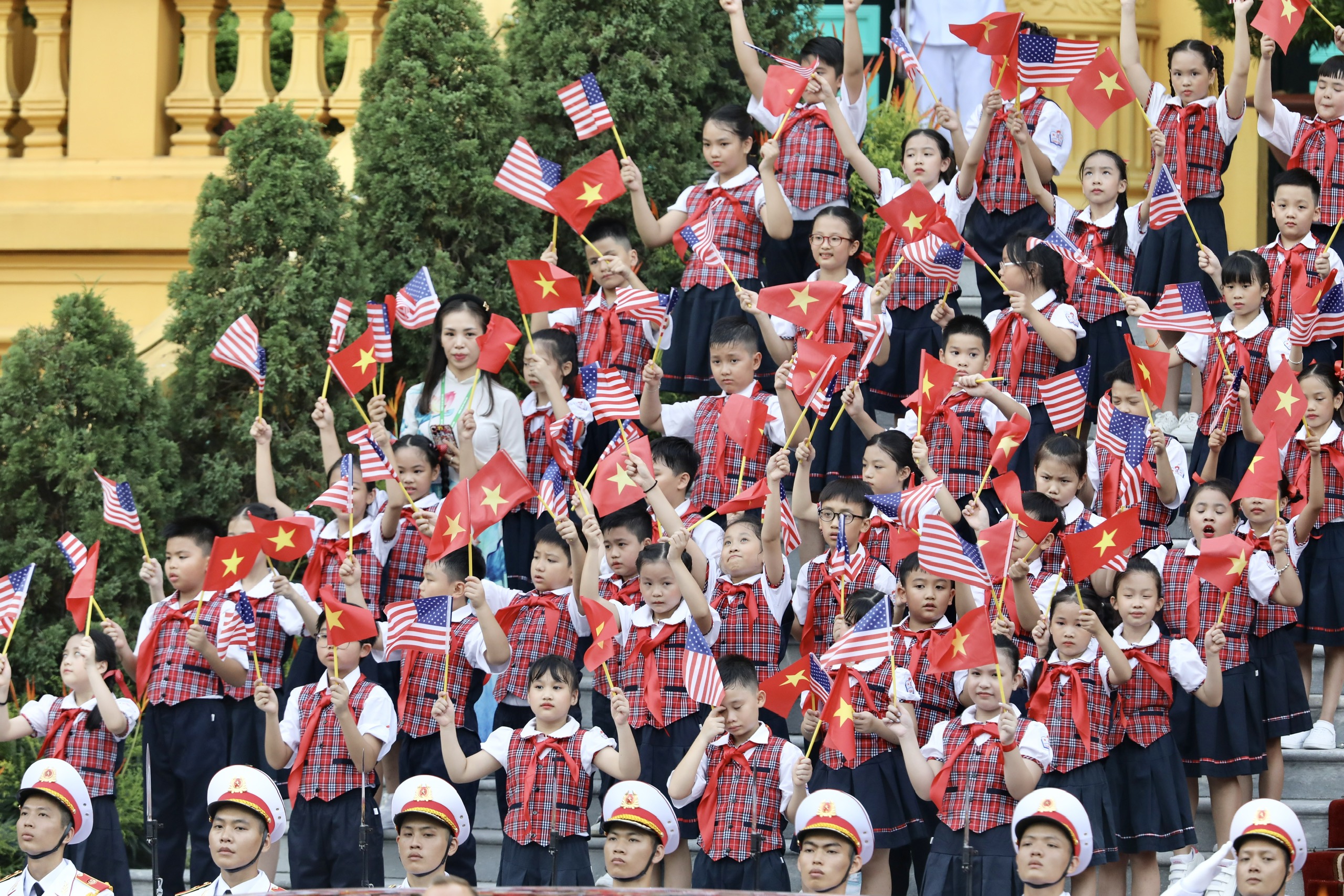 C&aacute;c ch&aacute;u thiếu nhi Thủ đ&ocirc; H&agrave; Nội ch&agrave;o đ&oacute;n Tổng thống Hoa Kỳ Joe Biden v&agrave; c&aacute;c th&agrave;nh vi&ecirc;n trong Đo&agrave;n.&nbsp;