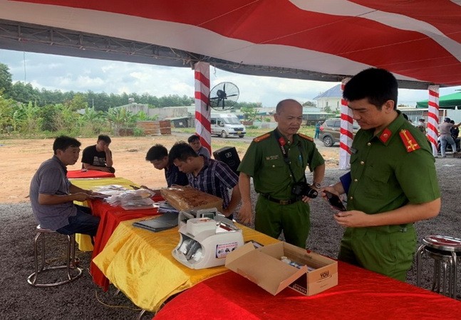 Cơ quan điều tra thu giữ vật chứng liên quan đến vụ án. Ảnh: CA Đồng Nai