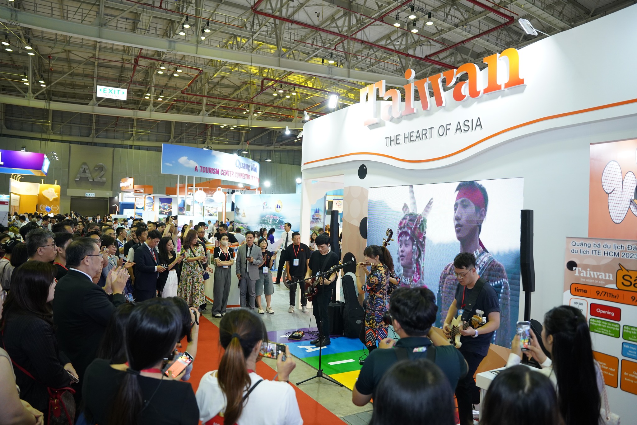 Đ&ocirc;ng đảo kh&aacute;ch h&agrave;ng đ&atilde; đến c&aacute;c gian h&agrave;ng để đăng k&yacute; tour m&ugrave;a thu, nhận ưu đ&atilde;i, cũng như nhiều qu&agrave; tặng v&ocirc; c&ugrave;ng thiết thực.