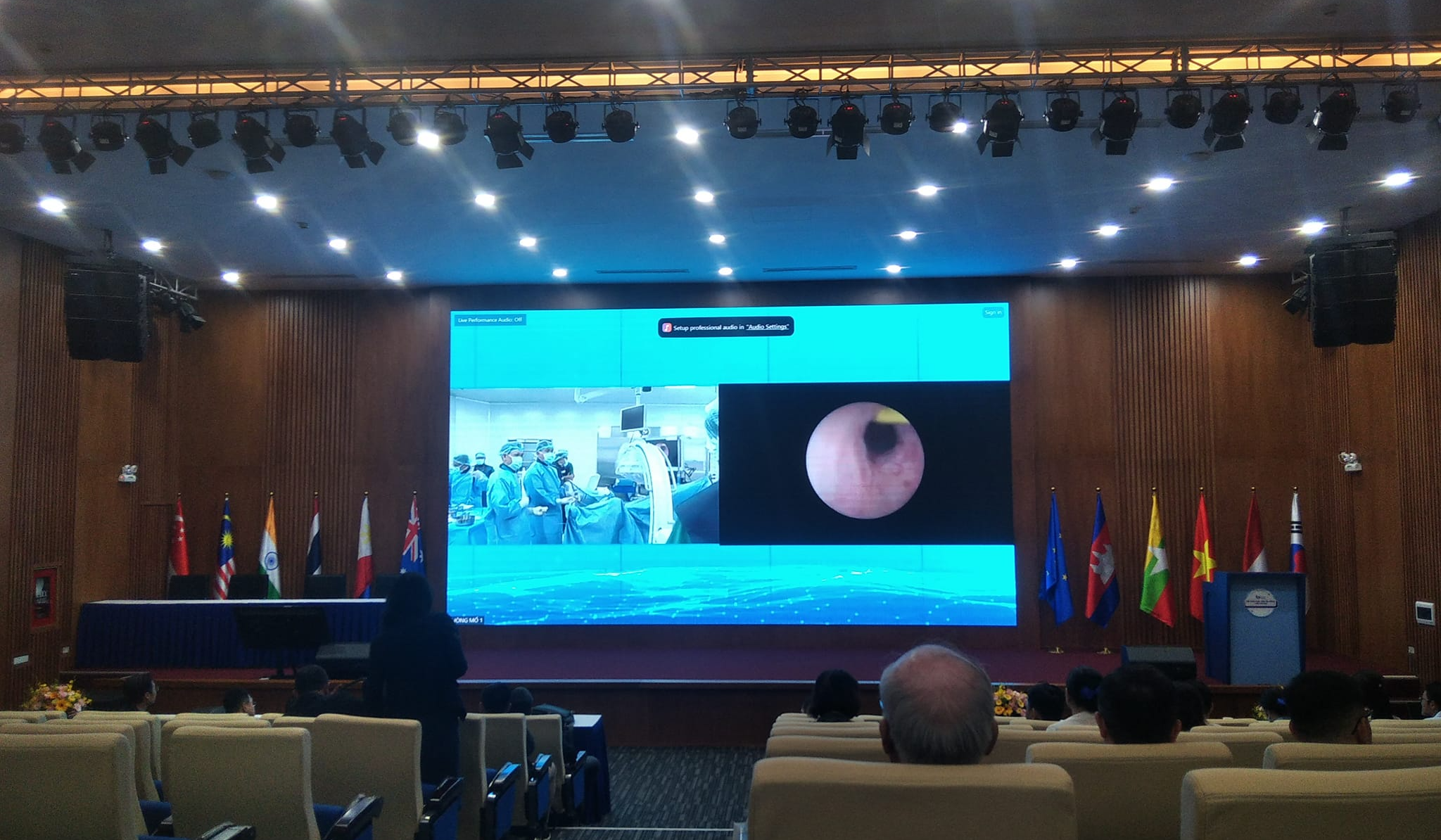 Trọng t&acirc;m của hội nghị năm 2023 l&agrave; c&aacute;c ca mổ thị phạm được tr&igrave;nh diễn ngay trong khu&ocirc;n khổ hội nghị.