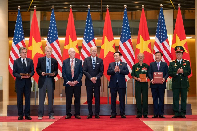 Chủ tịch Quốc hội Vương Đình Huệ và Tổng thống Joe Biden chứng kiến lãnh đạo Hội Cựu chiến binh, Bộ Quốc phòng Việt Nam và Hoa Kỳ trao tặng các kỷ vật chiến tranh giữa hai bên. 