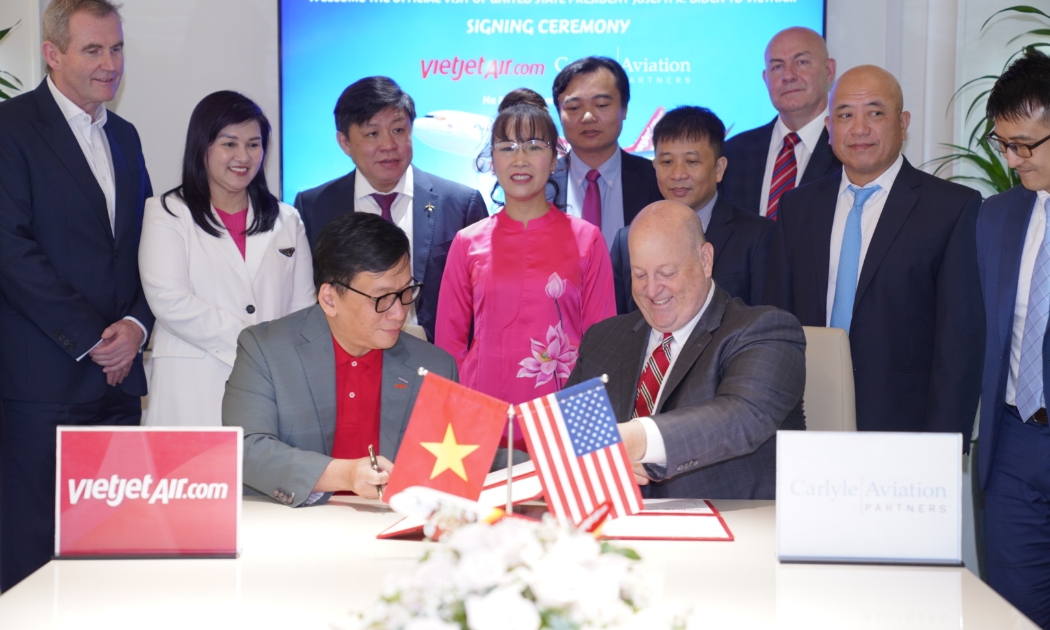 Tổng giám đốc Vietjet Đinh Việt Phương (trái) và ông Robert Korn, Chủ tịch Carlyle Aviation Partners cùng ký kết thoả thuận tài trợ tàu bay trị giá 550 triệu USD tại Hà Nội.