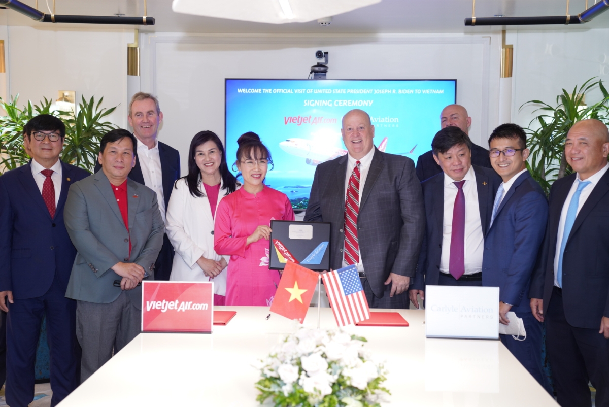 Chủ tịch Vietjet Nguyễn Thị Phương Thảo (giữa) chứng kiến trao đổi ký kết thoả thuận tài trợ tàu bay giữa Carlyle Aviation Partners và Vietjet.