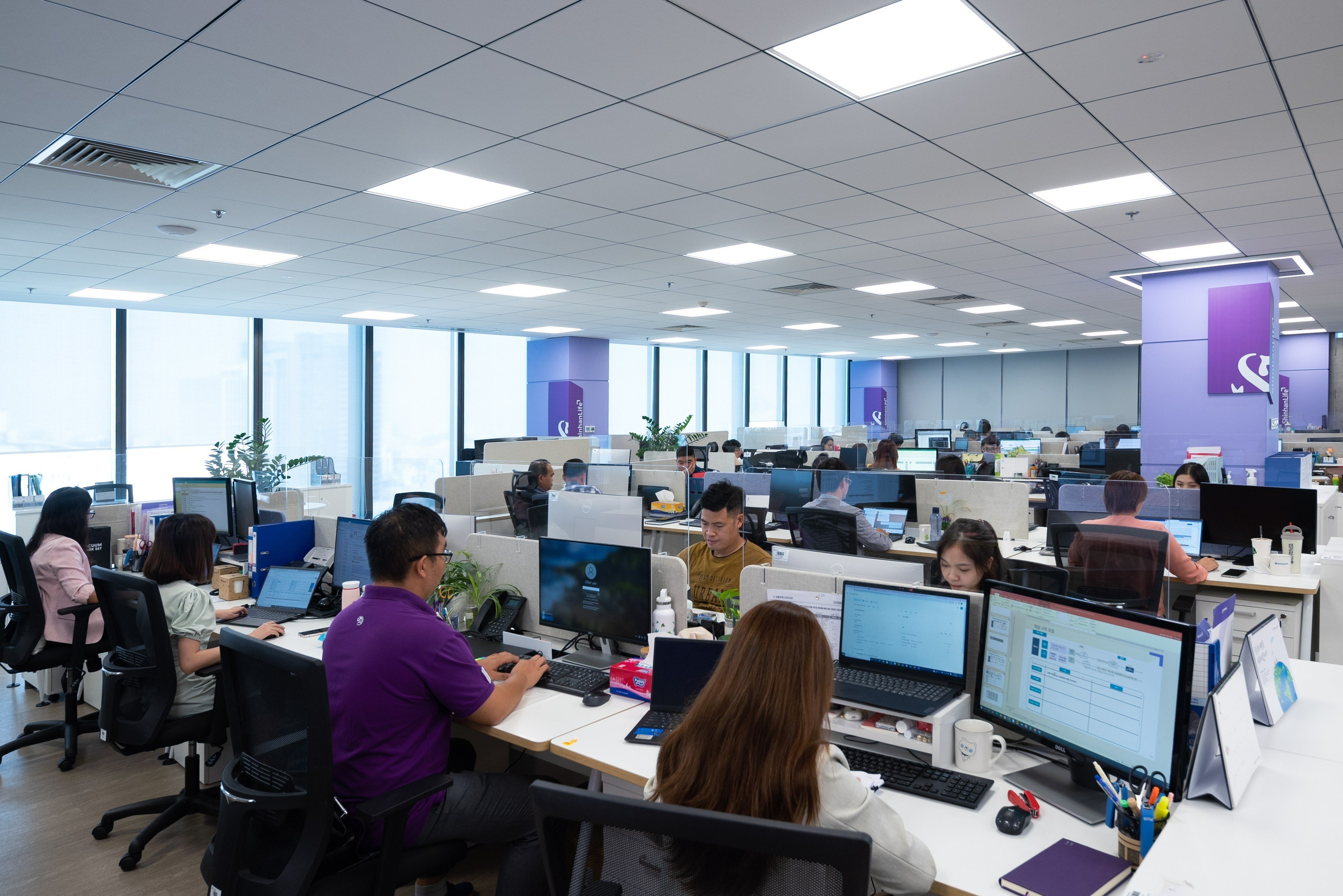 Shinhan Life ưu ti&ecirc;n ph&aacute;t triển nguồn nh&acirc;n lực, cả đội ngũ khối văn ph&ograve;ng nghiệp vụ v&agrave; tư vấn t&agrave;i ch&iacute;nh.