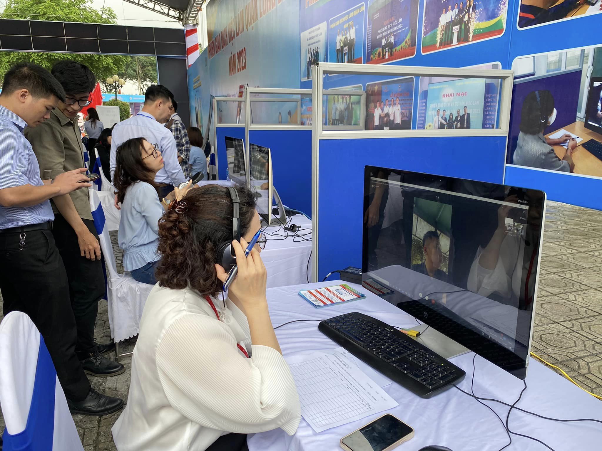 Kết nối c&aacute;c doanh nghiệp v&agrave; người lao động c&oacute; nhu cầu t&igrave;m việc. Ảnh - N.Dương.