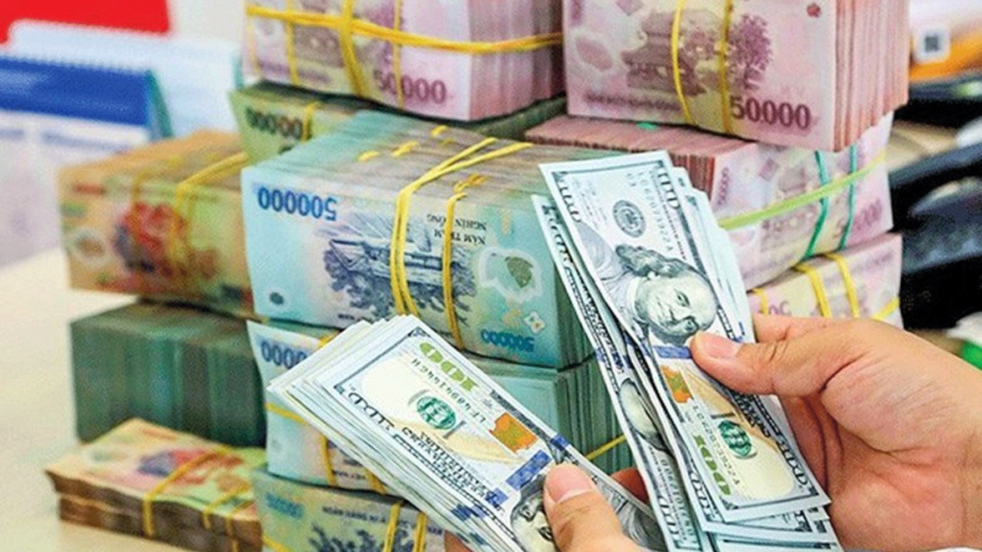 Bối cảnh thế giới bất định tạo áp lực cho điều hành chính sách tiền tệ.