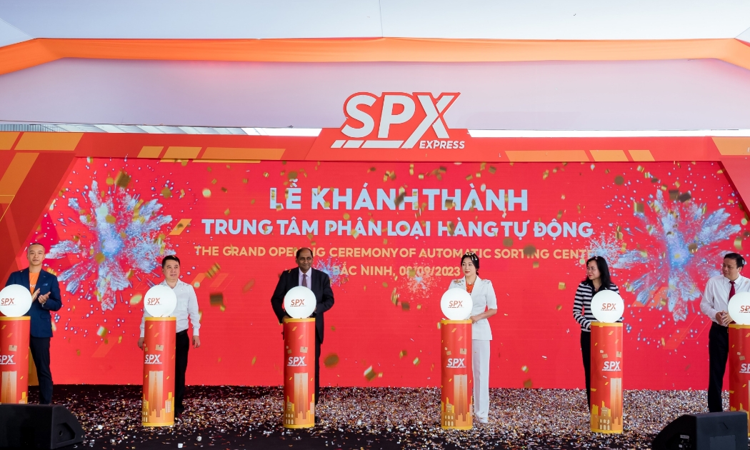 Đại sứ Cộng hòa Singapore tại Việt Nam, đại diện Bộ Thông tin và Truyền thông, Bộ Công Thương và tỉnh Bắc Ninh, cùng lãnh đạo SPX và khách mời bấm nút khánh thành trung tâm phân loại.