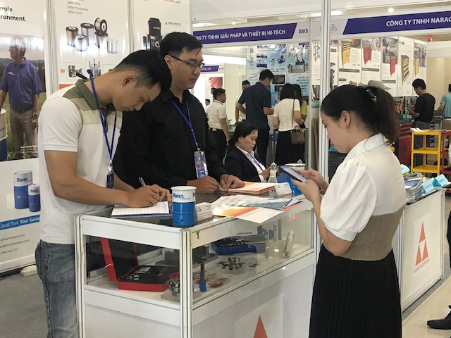 Một gian hàng của Công ty TNHH Giải pháp và Thiết bị Hi-Tech trưng bày tại Hội chợ. Ảnh Ngô Anh Văn
