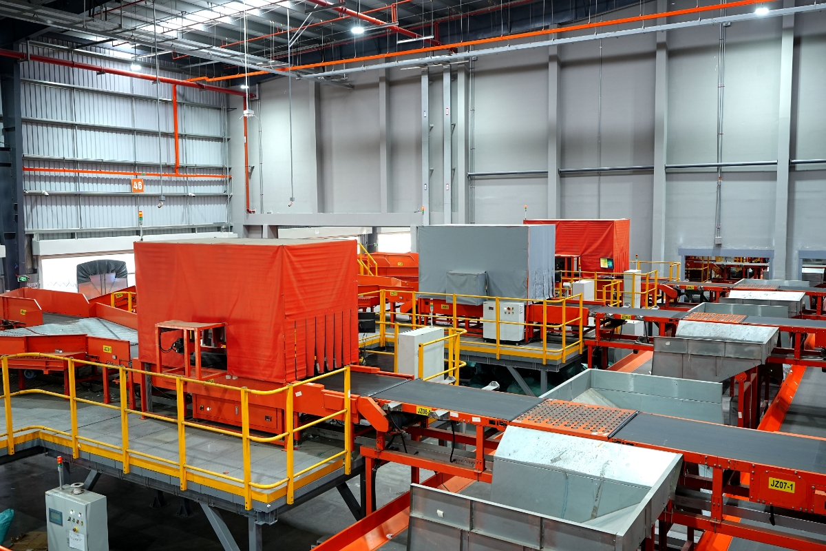 Khu vực ma trận với m&aacute;y c&acirc;n đo k&iacute;ch thước v&agrave; c&acirc;n nặng kiện h&agrave;ng.