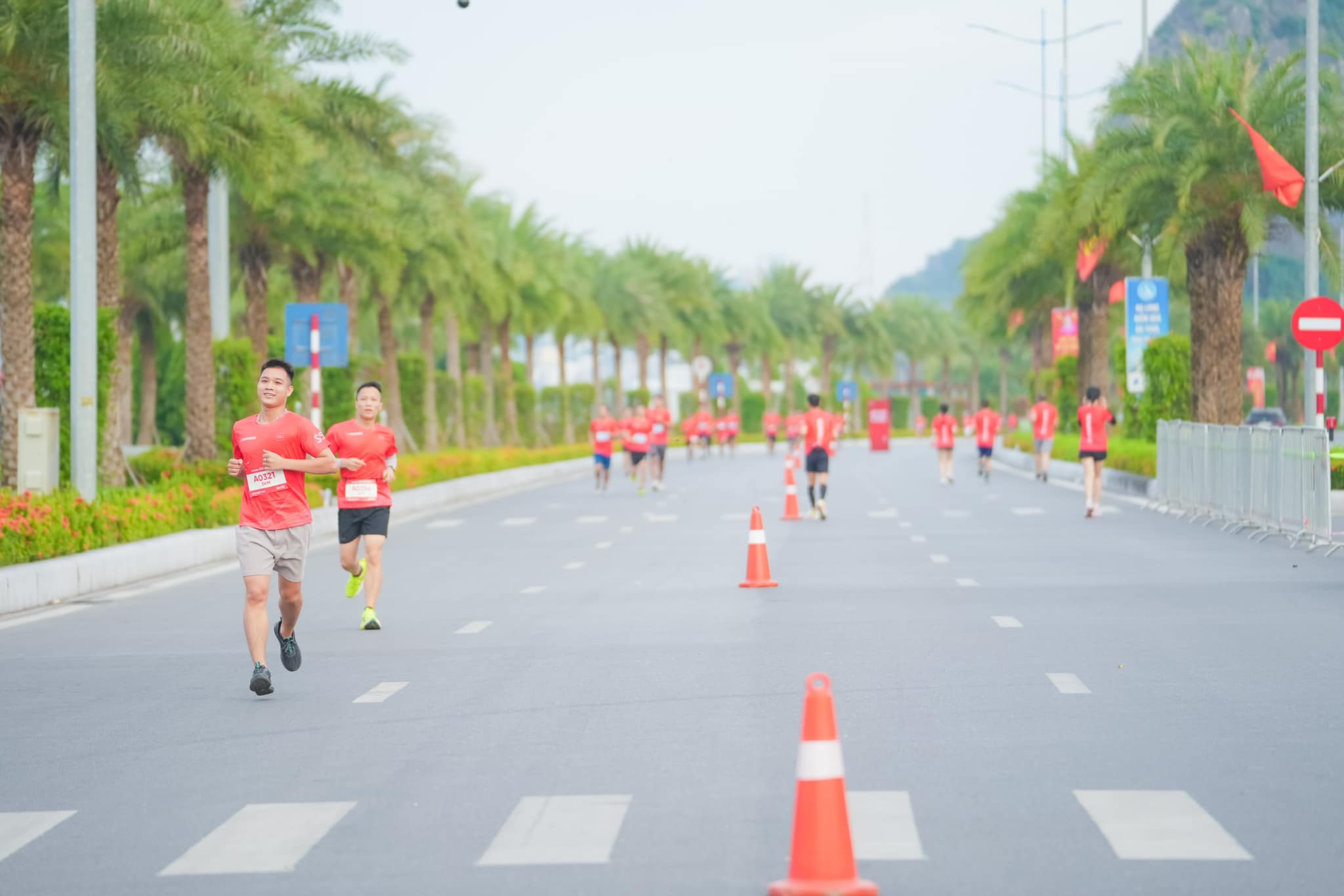 Giải chạy marathon trên cung đường bao biển đẹp nhất Việt Nam trong chương trình du lịch MICE tại Hạ Long dịp 2/9 vừa qua. Ảnh: Vietluxtour.