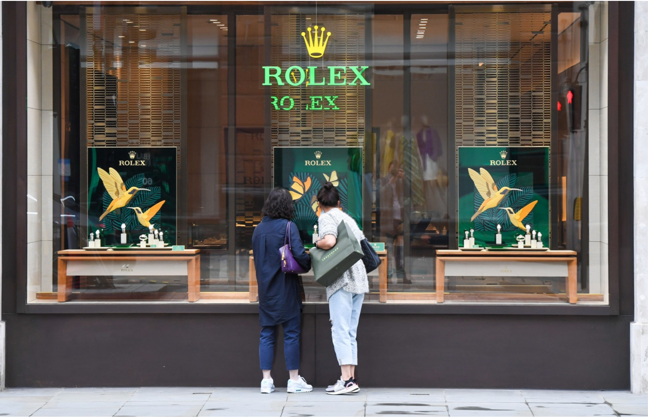 Thực tế tại Mỹ v&agrave; Trung Quốc cho thấy những người ti&ecirc;u d&ugrave;ng trẻ tuổi đang kh&ocirc;ng c&oacute; nhiều tiền để mua sắm.