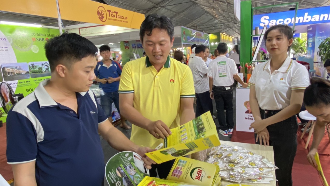 Cán bộ kỹ thuật PVCFC tư vấn sản phẩm, kỹ thuật bón phân tại gian hàng Phân Bón Cà Mau.