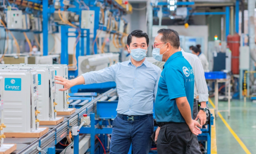 Ông Nguyễn Viết Chung (bên trái) Tổng giám đốc đồng thời là người đại diện pháp luật Casper Việt Nam Group. 