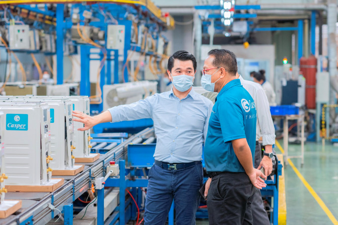 Ông Nguyễn Viết Chung (bên trái) Tổng giám đốc đồng thời là người đại diện pháp luật Casper Việt Nam Group. 