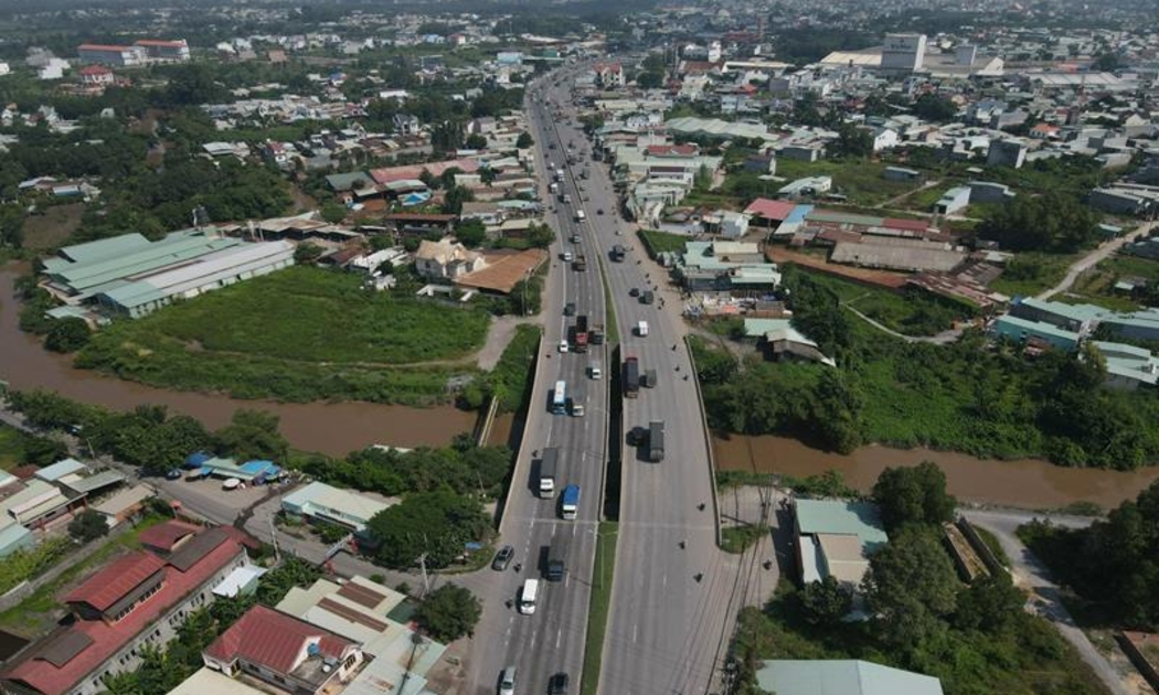 Hai dự án đường cao tốc Biên Hòa - Vũng Tàu và đường sắt Biên Hòa - Vũng Tàu có hướng tuyến chạy song song với quốc lộ 51. Trong ảnh: Quốc lộ 51 nối Biên Hòa (Đồng Nai) với Bà Rịa - Vũng Tàu.