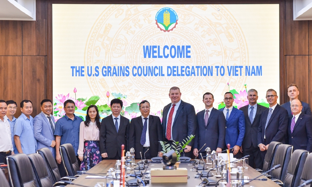 Hội đồng Ngũ cốc Hoa Kỳ chụp ảnh lưu niệm với Bộ Nông nghiệp và Phát triển nông thôn.