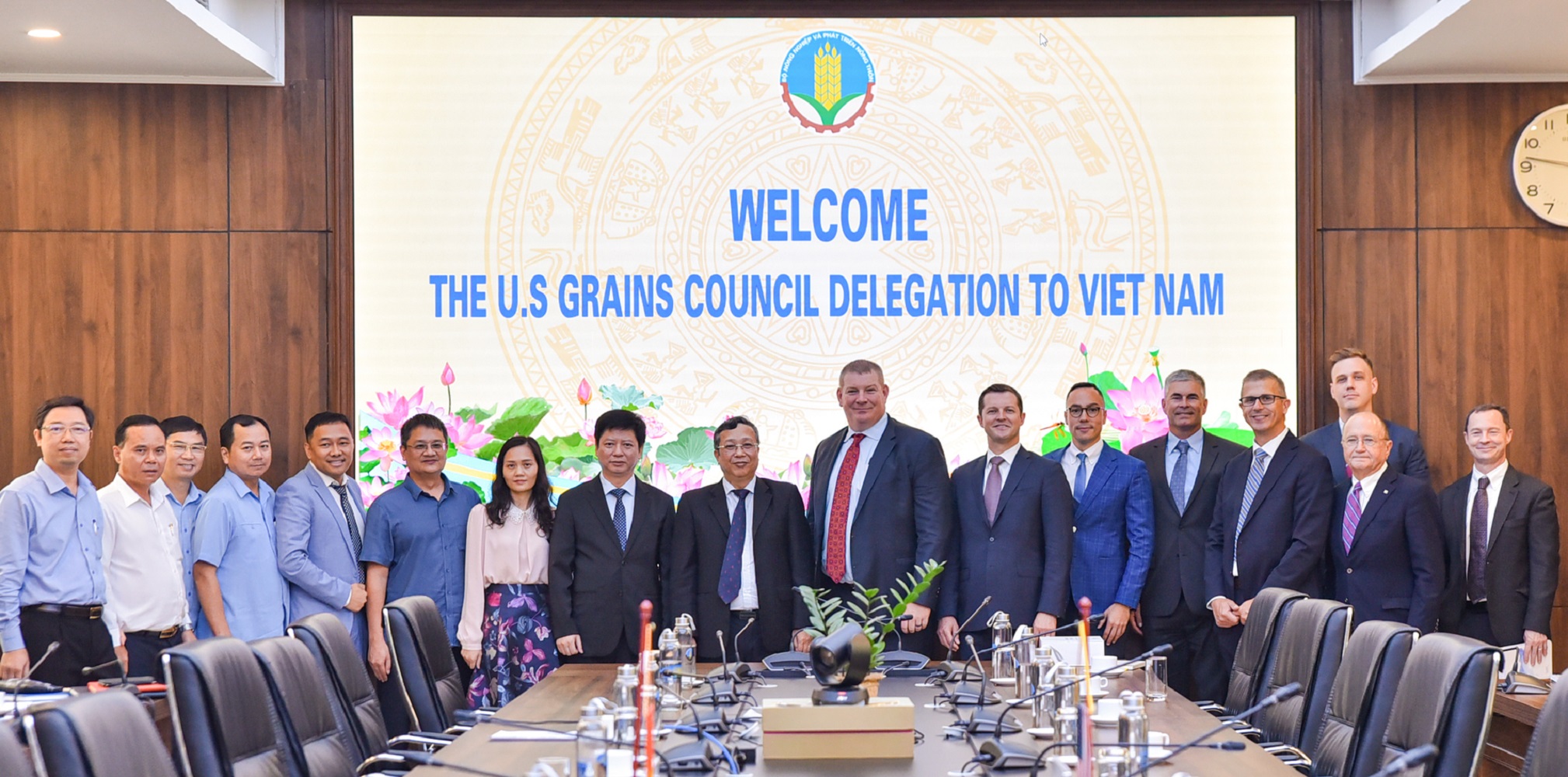 Hội đồng Ngũ cốc Hoa Kỳ chụp ảnh lưu niệm với Bộ Nông nghiệp và Phát triển nông thôn.