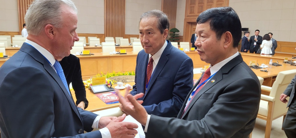 Chủ tịch FPT Trương Gia B&igrave;nh trao đổi với c&aacute;c l&atilde;nh đạo doanh nghiệp Mỹ.