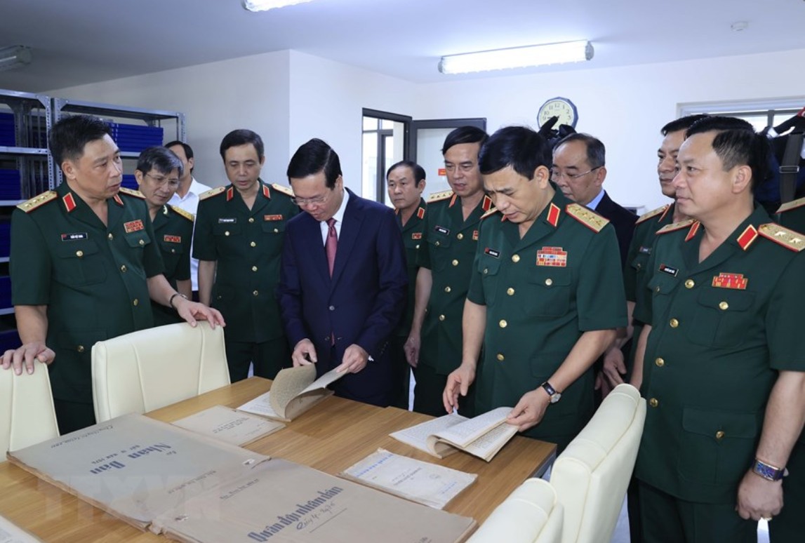 Chủ tịch nước V&otilde; Văn Thưởng thăm thư viện của Học viện Quốc ph&ograve;ng. Ảnh: TTXVN.