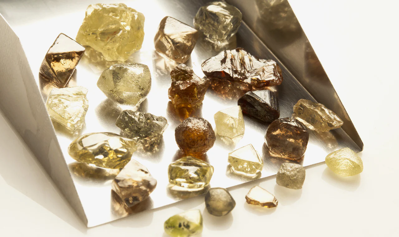 De Beers giữ sự độc quyền của mình trong mảng kim cương bằng cách thu gom tất cả nguồn cung nguyên liệu thô.