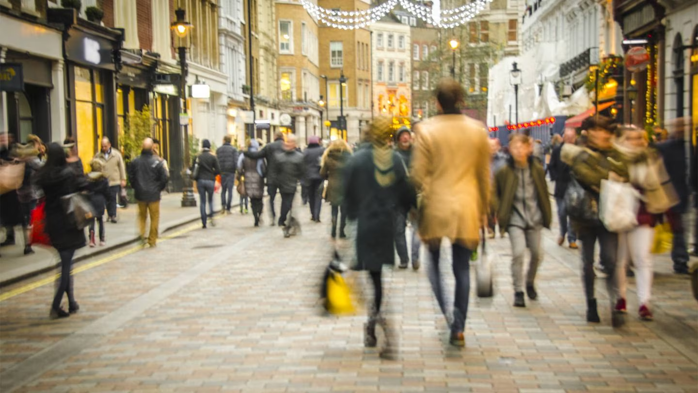 T&igrave;nh trạng bất ổn do lạm ph&aacute;t đ&atilde; lan tới c&aacute;c khu mua sắm cao cấp ở Paris, Madrid v&agrave; London.