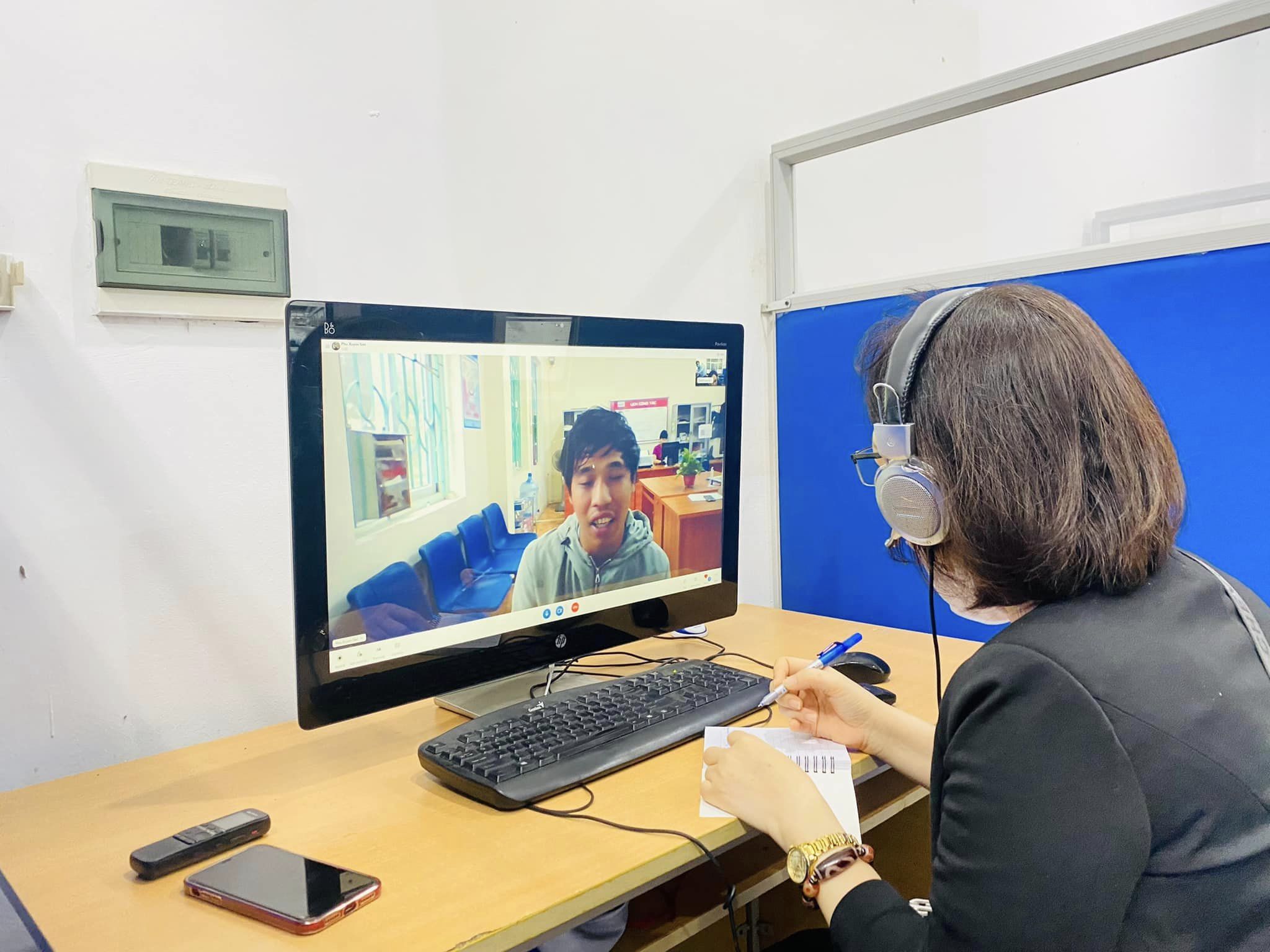 Kết nối phỏng vấn online giữa doanh nghiệp và người tìm việc. Ảnh - N.Dương.