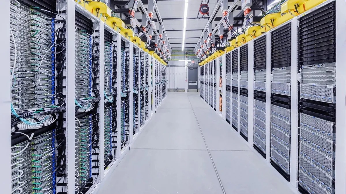 Tất cả hoạt động t&iacute;nh to&aacute;n dữ liệu đều ti&ecirc;u tốn rất nhiều điện v&agrave; tạo ra rất nhiều nhiệt. Để giữ m&aacute;t, c&aacute;c trung t&acirc;m dữ liệu cần bơm rất nhiều nước