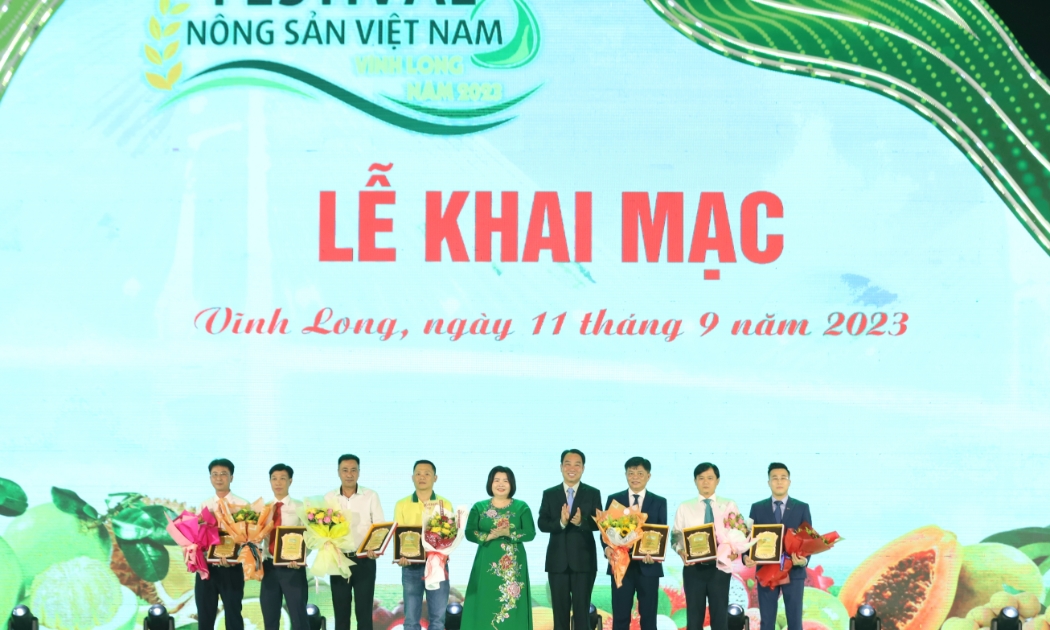 Ông Huỳnh Trần Anh Quang (áo vàng) - Phó Giám đốc Marketing PVCFC nhận kỷ niệm chương tri ân của chương trình.