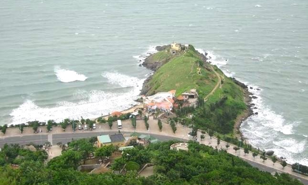 Mũi Nghinh Phong Vũng Tàu (mũi Vũng Tàu) là mũi đất dài nhất phía Nam Vũng Tàu, nhìn từ xa tựa như con rùa biển khổng lồ.