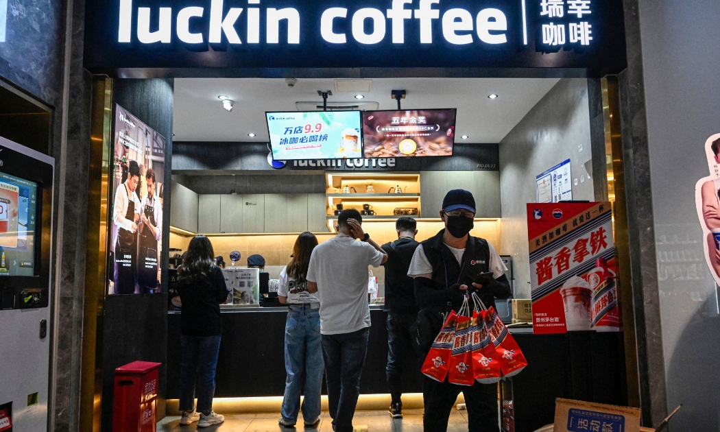 Một cửa hiệu Luckin Coffee - Ảnh: Bloomberg.