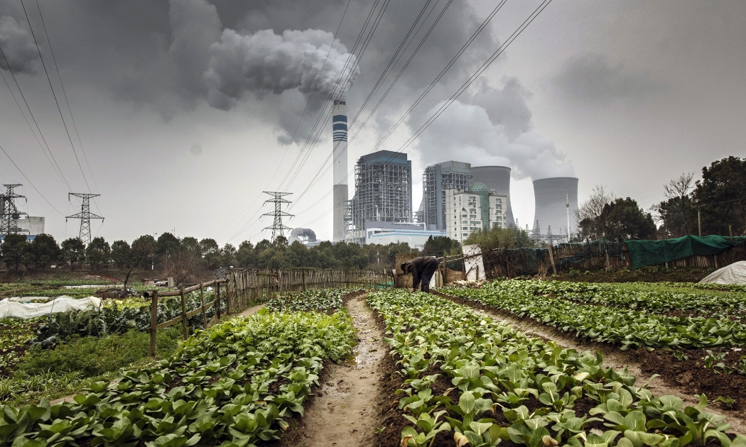 Một nhà máy nhiệt điện chạy bằng than ở Trung Quốc - Ảnh: Bloomberg.