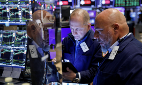 Chứng khoán Mỹ tụt điểm vì cổ phiếu công nghệ, giá dầu lên cao nhất 10 tháng