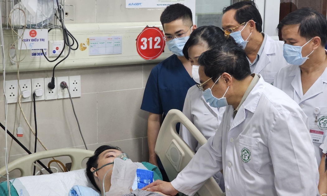 Thủ tướng Chính phủ thăm hỏi, động viên nạn nhân vụ cháy chung cư mini ở Thanh Xuân, đang điều trị Bệnh viện Bạch Mai, chiều 13/9. Ảnh - Tuấn Dũng.