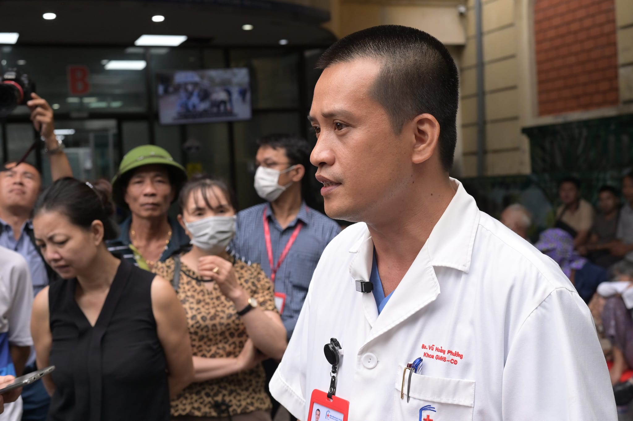 PGS.TS.Bác sỹ Vũ Hoàng Phương, Bệnh viện Đại học Y Hà Nội, thông tin về tình hình các bệnh nhân. Ảnh - Tuấn Dũng.