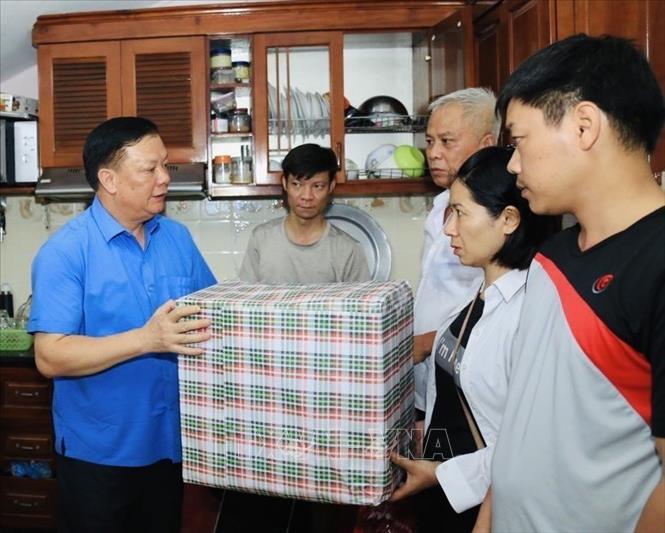 Bí thư Thành ủy Hà Nội thăm hỏi và trao tặng đồ dùng thiết yếu cho các nạn nhân đang ở tạm cư tại nhà số 5c, ngách 68, ngõ 29, phố Khương Hạ (tổ dân phố 18, phường Khương Đình, quận Thanh Xuân), Hà Nội. Ảnh: TTXVN.