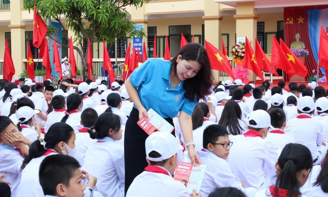Tuyên truyền bảo hiểm y tế cho học sinh tại Hà Tĩnh. Ảnh - BHXH Việt Nam.