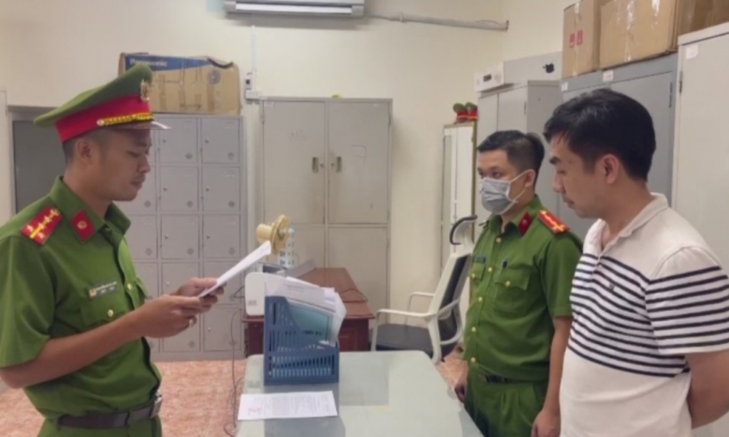 Cơ quan điều tra khởi tố bị can và bắt tạm giam với Nguyễn Xuân Tùng thuộc Chi cục Hải quan Chơn Thành về tội nhận hối lộ.