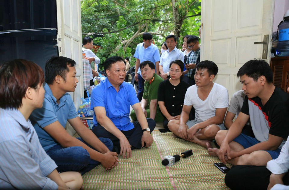 Bí thư Thành ủy Hà Nội Đinh Tiến Dũng thăm hỏi, động viên các gia đình gặp nạn trong vụ cháy chung cư mini tại phường Khương Đình, quận Thanh Xuân.Ảnh: TTXVN.
