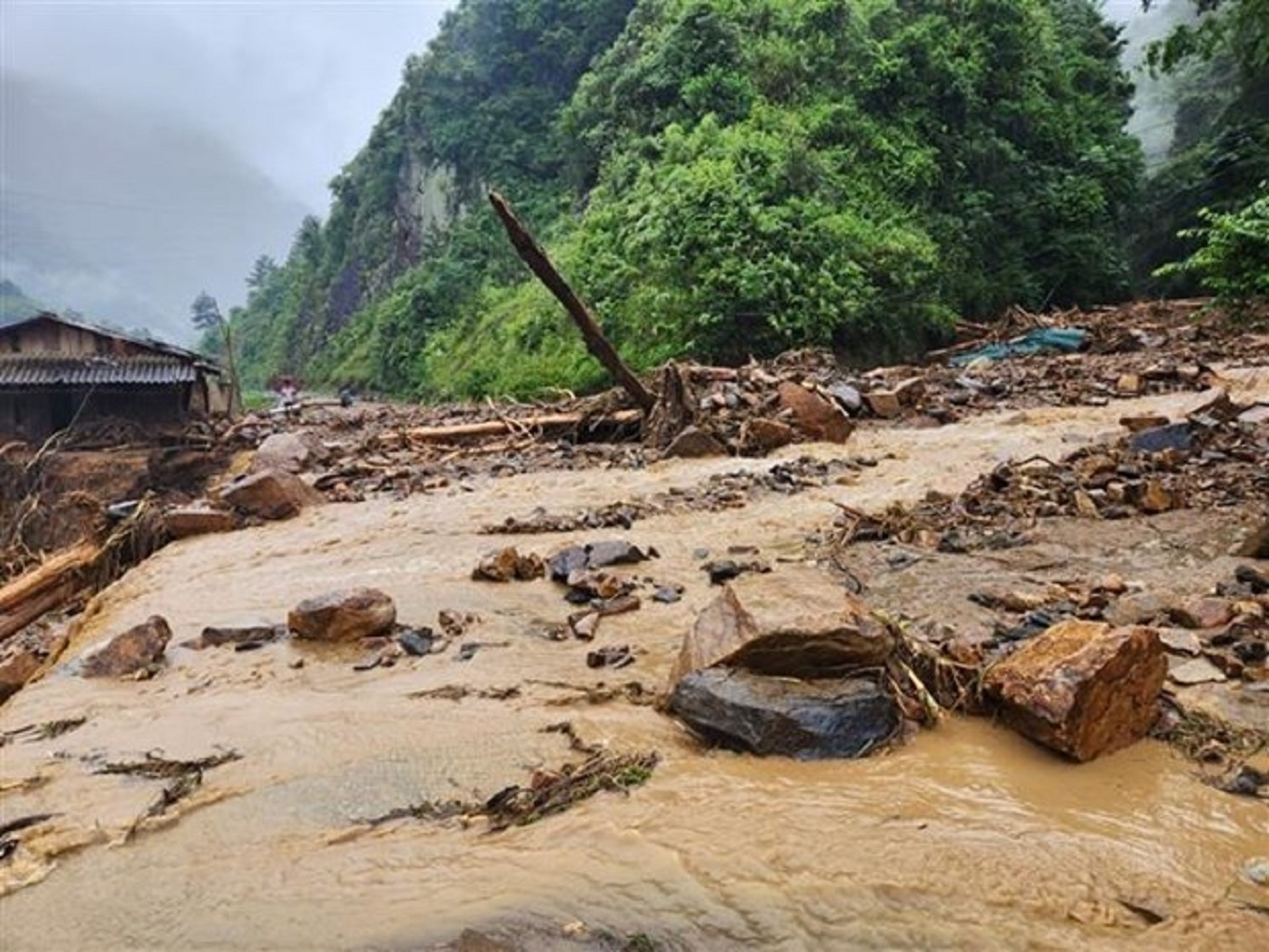 Mưa lớn gây lũ ống, lũ quét rất nguy hiểm.