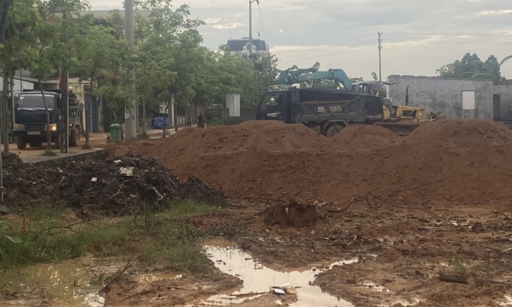Nguồn cung đất, cát đắp phục vụ thi công đường Vành đai 4 tại Hà Nội đang gặp khó khăn.